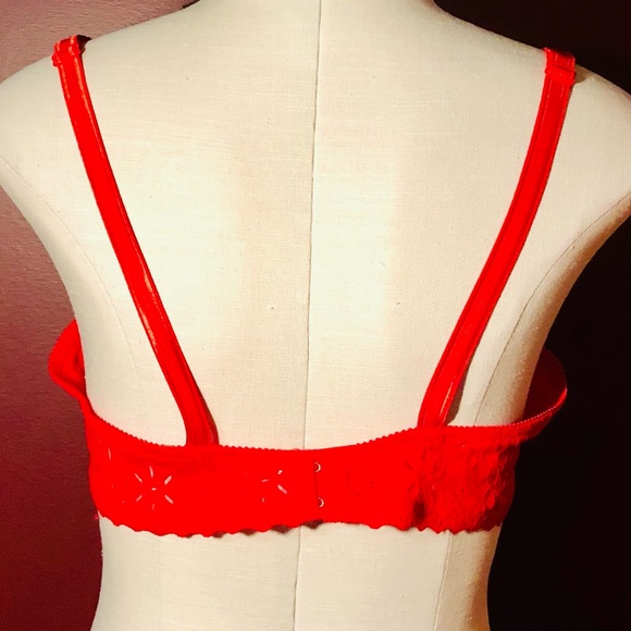 Red bra - Picture 3 of 5